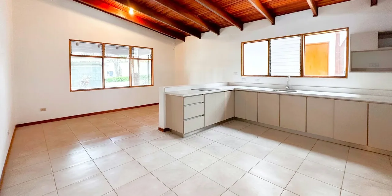 Amplia casa de un solo nivel cerca de los Laureles, San Rafael de Escazú, una de las zonas de mayor plusvalía del país. Esta residencia de un solo nivel evoca la calidez nostálgica ..., photo 6