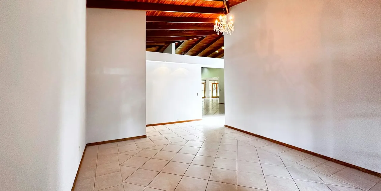 Amplia casa de un solo nivel cerca de los Laureles, San Rafael de Escazú, una de las zonas de mayor plusvalía del país. Esta residencia de un solo nivel evoca la calidez nostálgica ..., photo 9