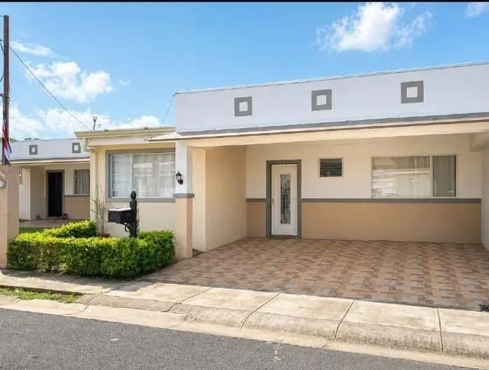 Excelente ubicación de centros empresariales. -Lote 200 mts² -Construcción 130mts²