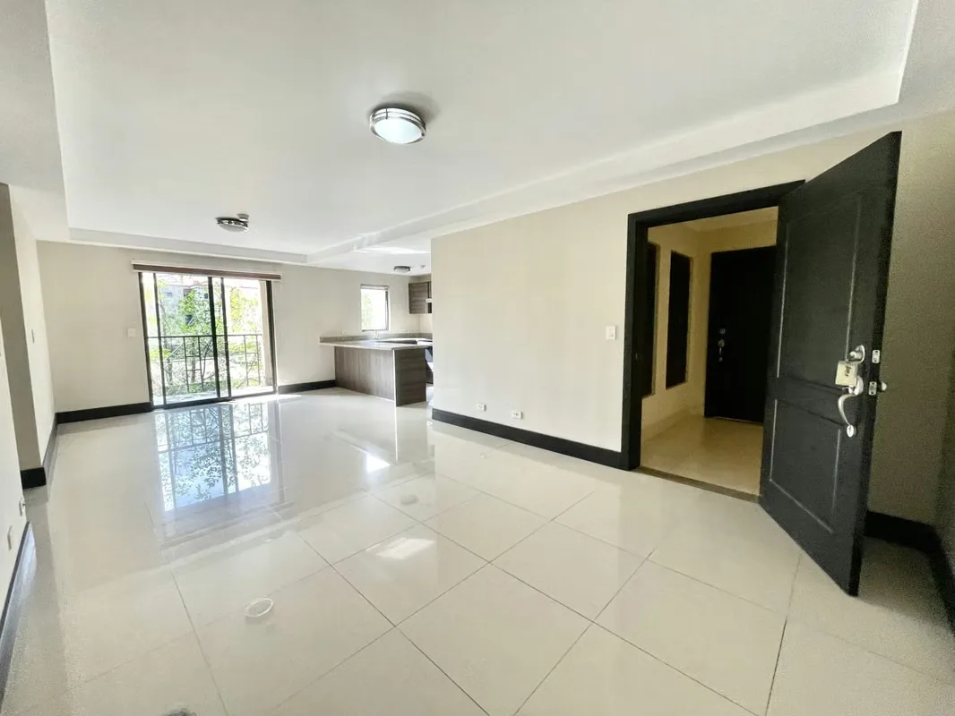 In a Condominium in Santa Ana Brasil de Mora, I offer you this apartment on the first floor quite spacious 100m2, with Linea Blanca, a dining room integrated to the kitchen, in a tower ...