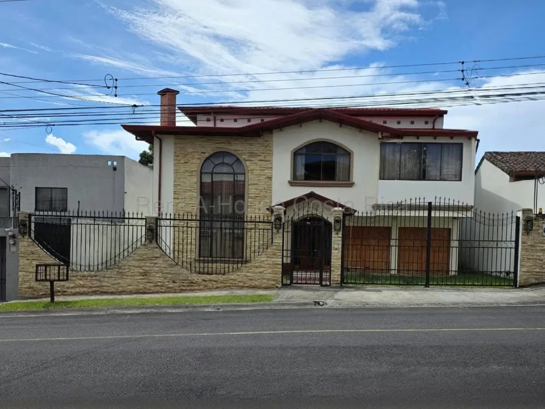 Casa de 4 dormitorios en San José provincia con garaje doble y jardín
