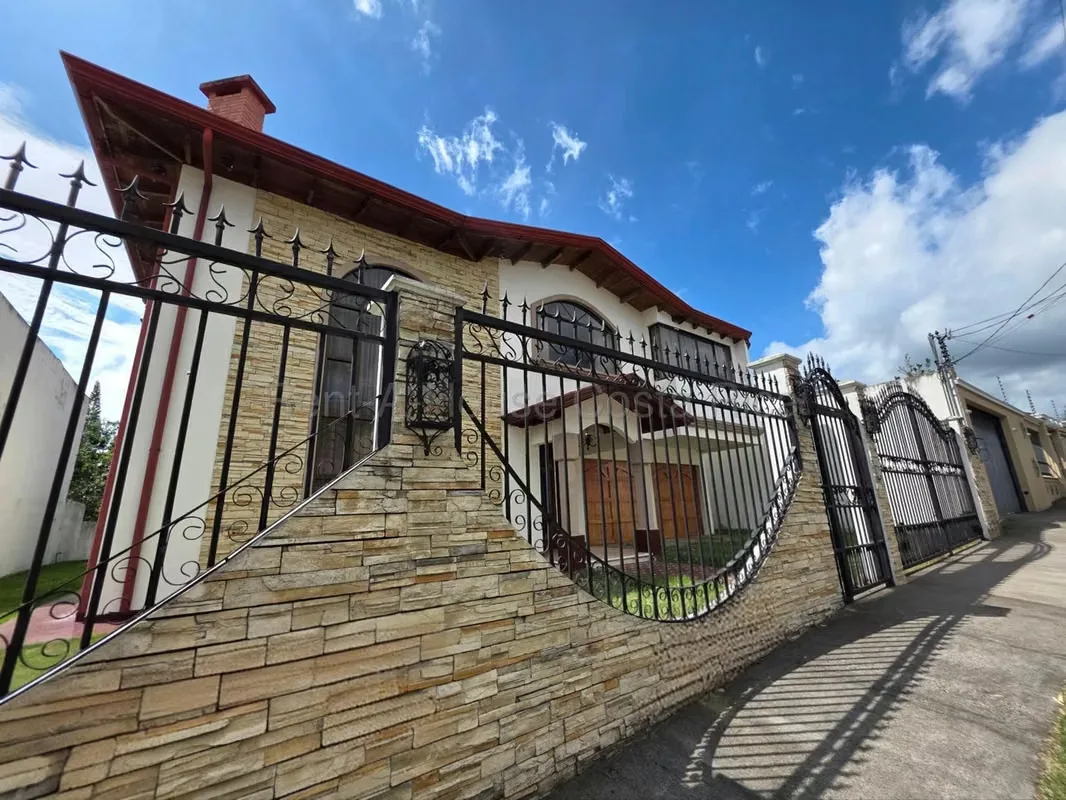 Casa de 4 dormitorios en San José provincia con garaje doble y jardín, photo 2