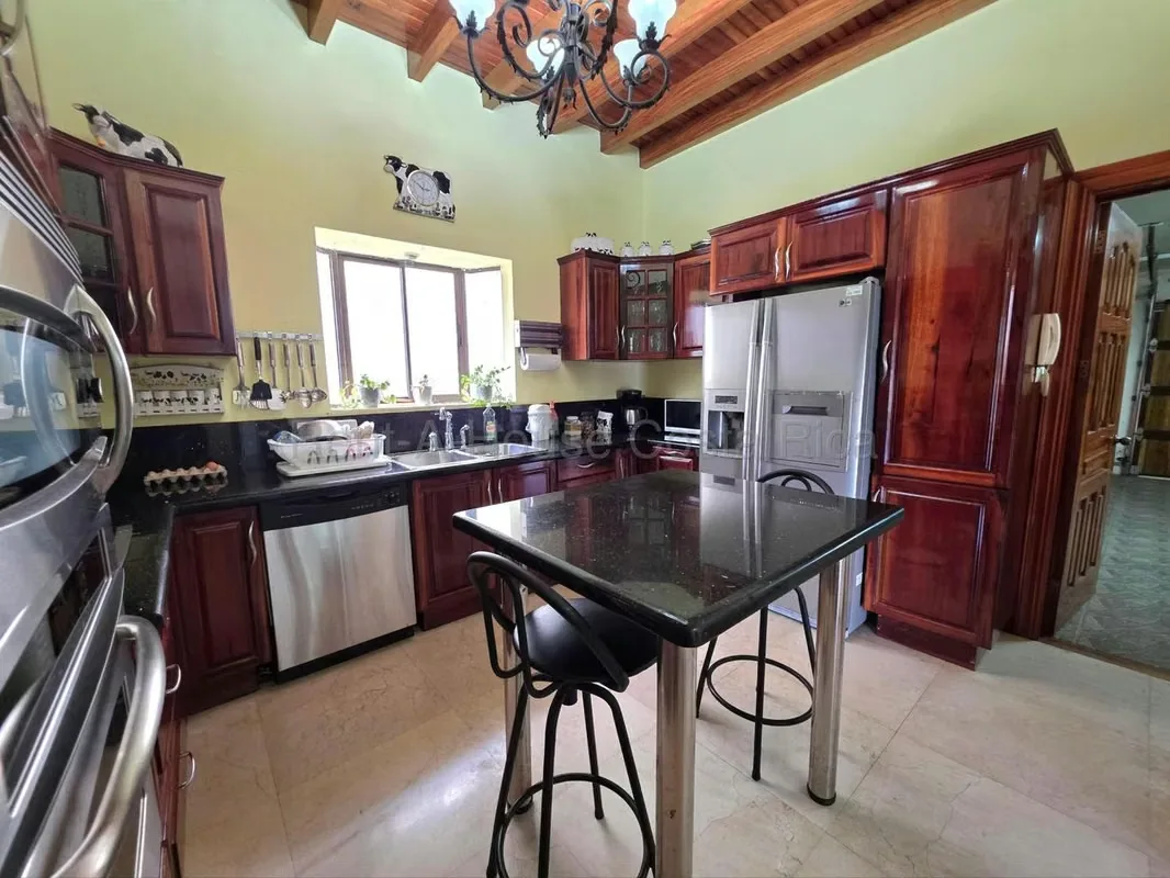 Casa de 4 dormitorios en San José provincia con garaje doble y jardín, photo 15