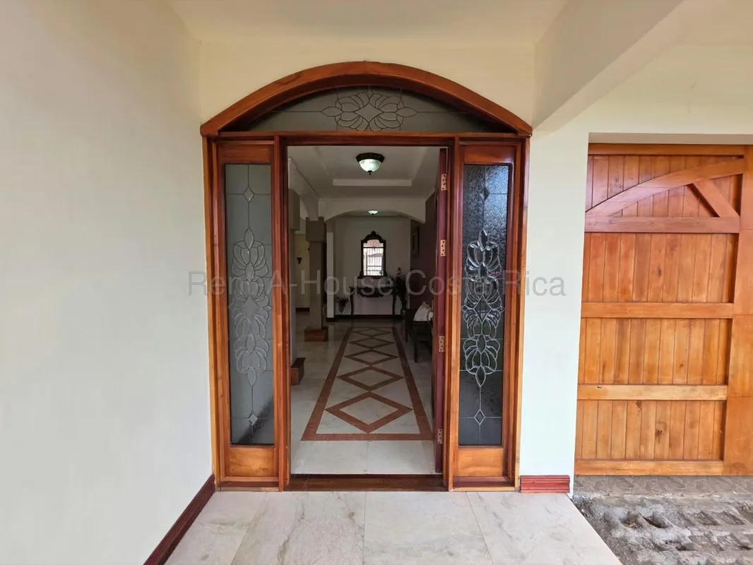Casa de 4 dormitorios en San José provincia con garaje doble y jardín, photo 4