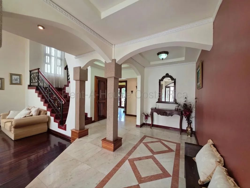 Casa de 4 dormitorios en San José provincia con garaje doble y jardín, photo 6
