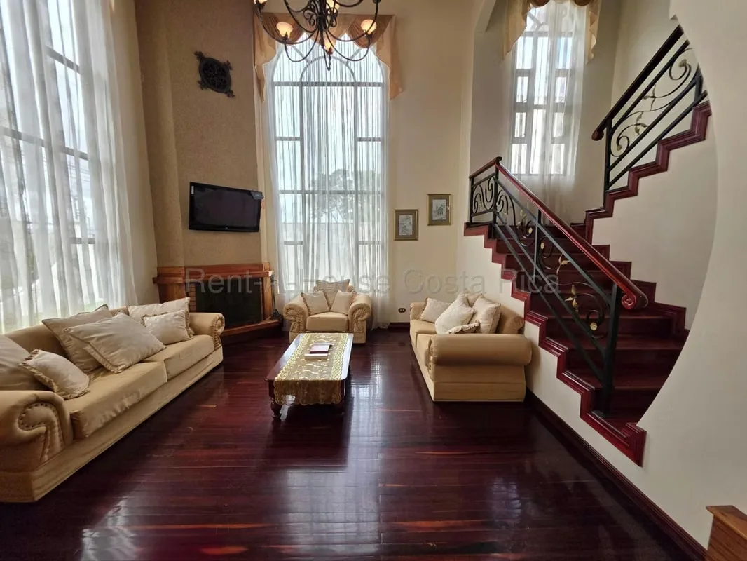 Casa de 4 dormitorios en San José provincia con garaje doble y jardín, photo 7