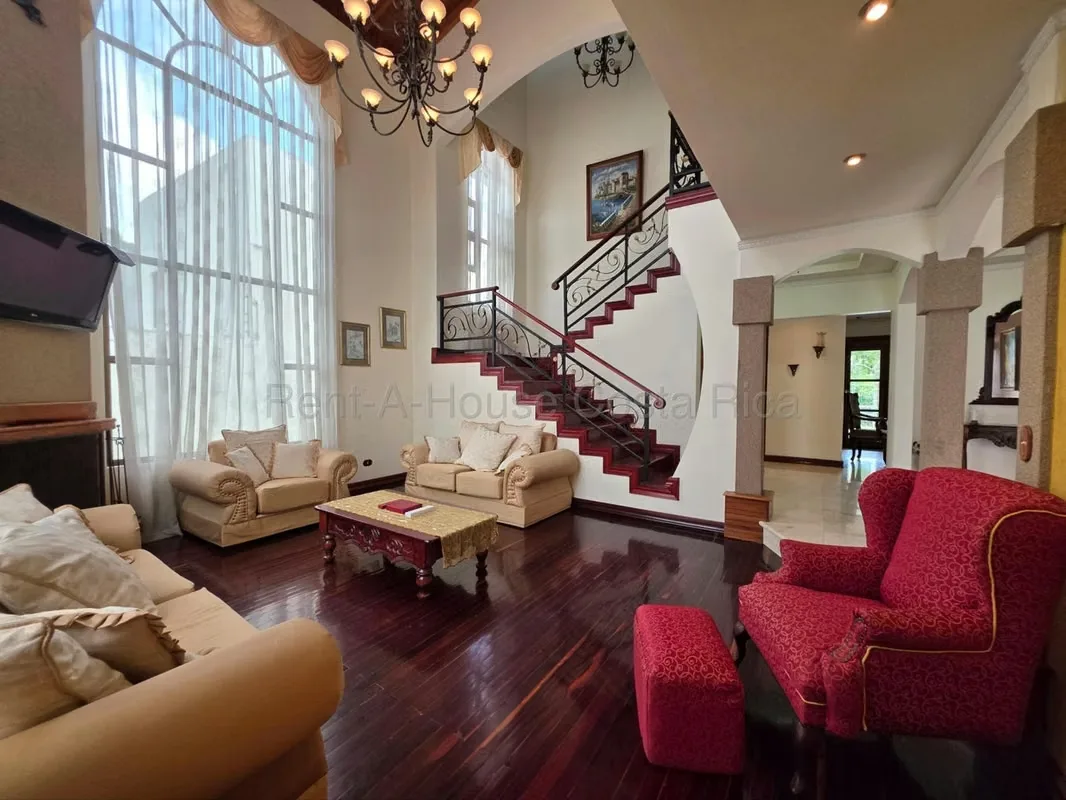 Casa de 4 dormitorios en San José provincia con garaje doble y jardín, photo 9
