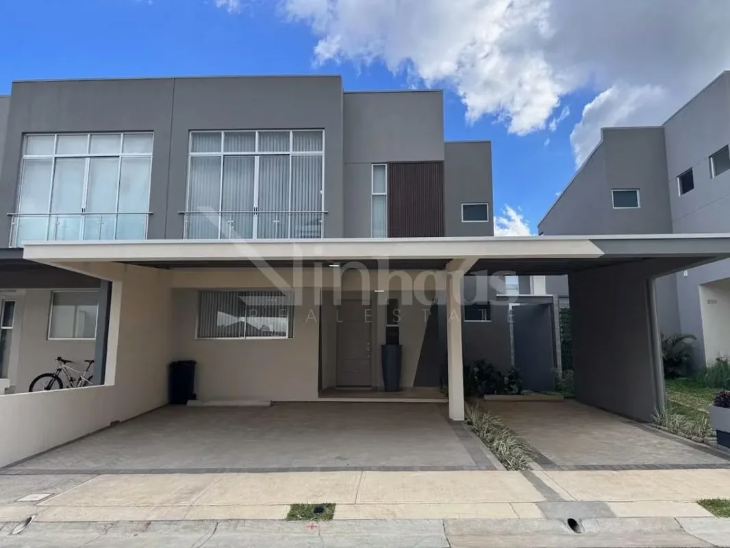 Descubre esta hermosa casa de dos niveles, con apenas 9 meses de uso, diseñada para brindar comodidad, amplitud y acabados de excelente calidad.