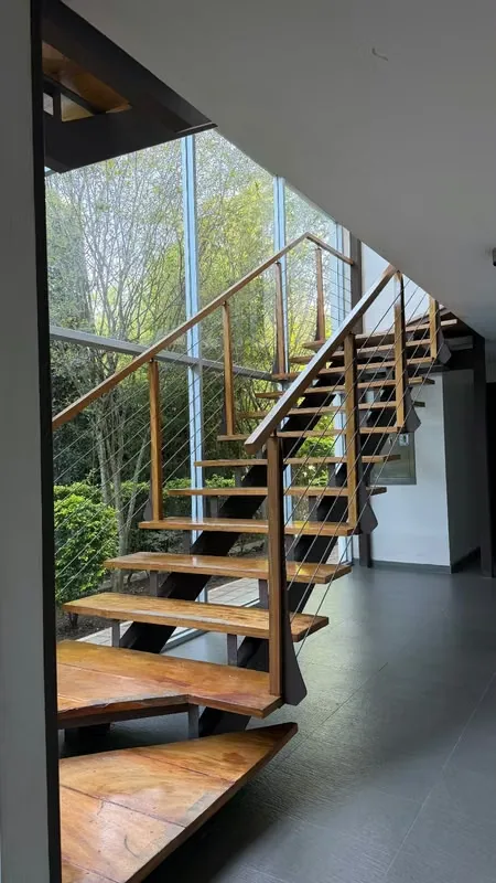 Apartamento para alquilar en tercer piso, el apartamento mide 75 metros cuadrados, dos parqueos,tenia dos habitaciones pro se quito una para que quede la sala mas amplia,tiene bodega ...