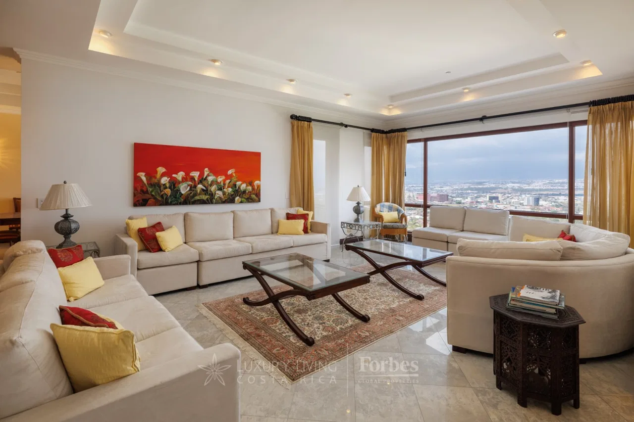 21230N - Venta de amplio apartamento con vista y privacidad en Escazú