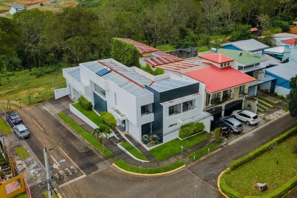 Un hogar amplio, elegante y cuidadosamente diseñado, donde cada espacio invita a disfrutar la vida con comodidad y buen gusto.
