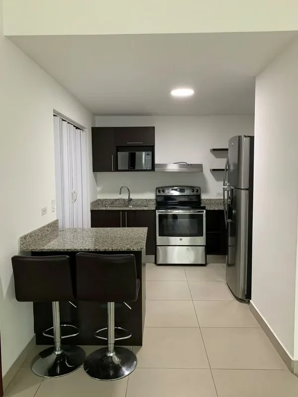 Cómodo apartamento amoblado ubicado en La Sabana, en edificio privado, ideal para quien busca una excelente ubicación, comodidad y practicidad.