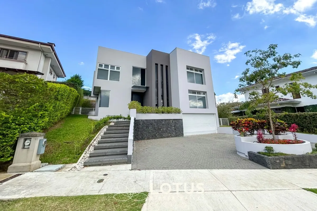 Casa en Venta en Colinas de Montealegre, Curridabat — 4 hab., como nueva, Cód. AJ058