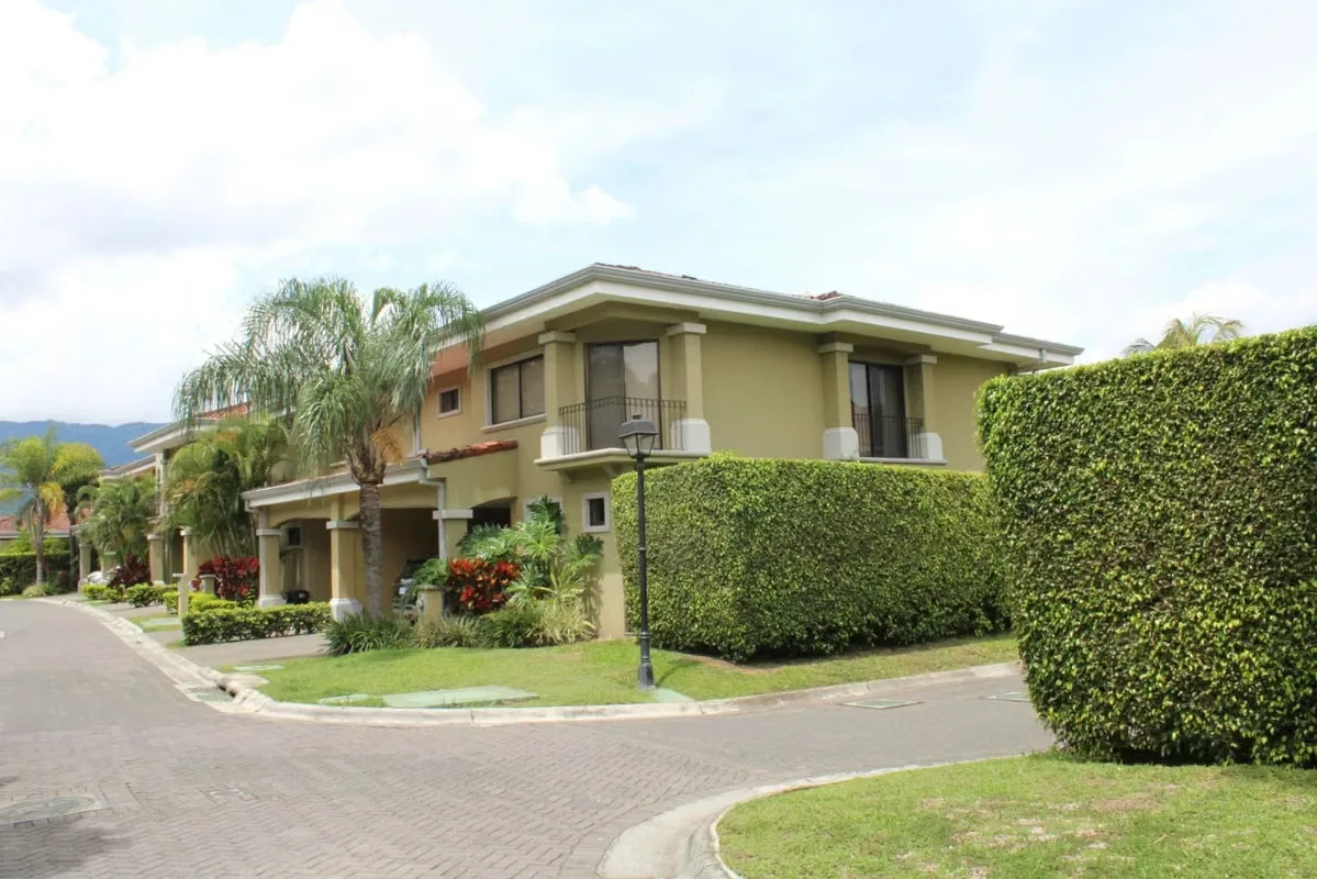 Casa en venta en Pozos | 381 m² lote | 3 habitaciones + jardín