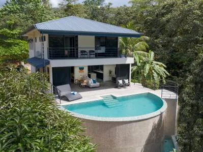 Casa de lujo y casa de huéspedes en más de 1.6 hectáreas de exuberante selva tropical y arroyo.