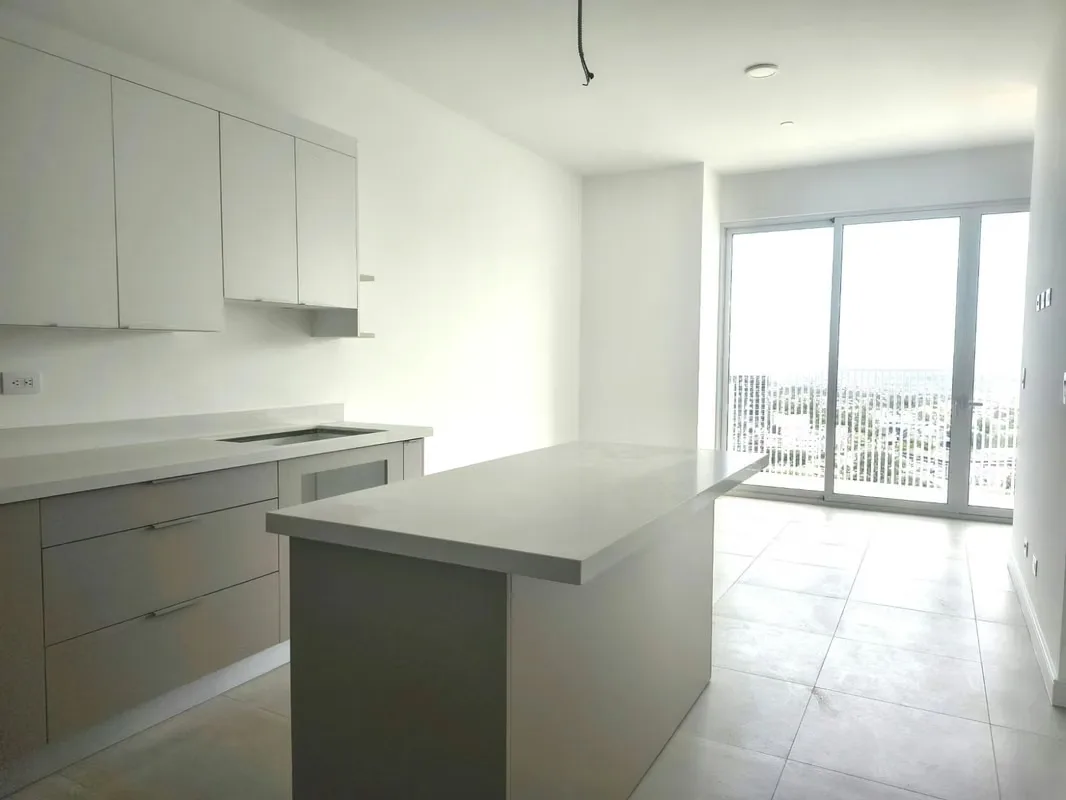 Apartamento en alquiler en Rohrmoser, ubicado en piso 21 de moderno condominio con completas amenidades.