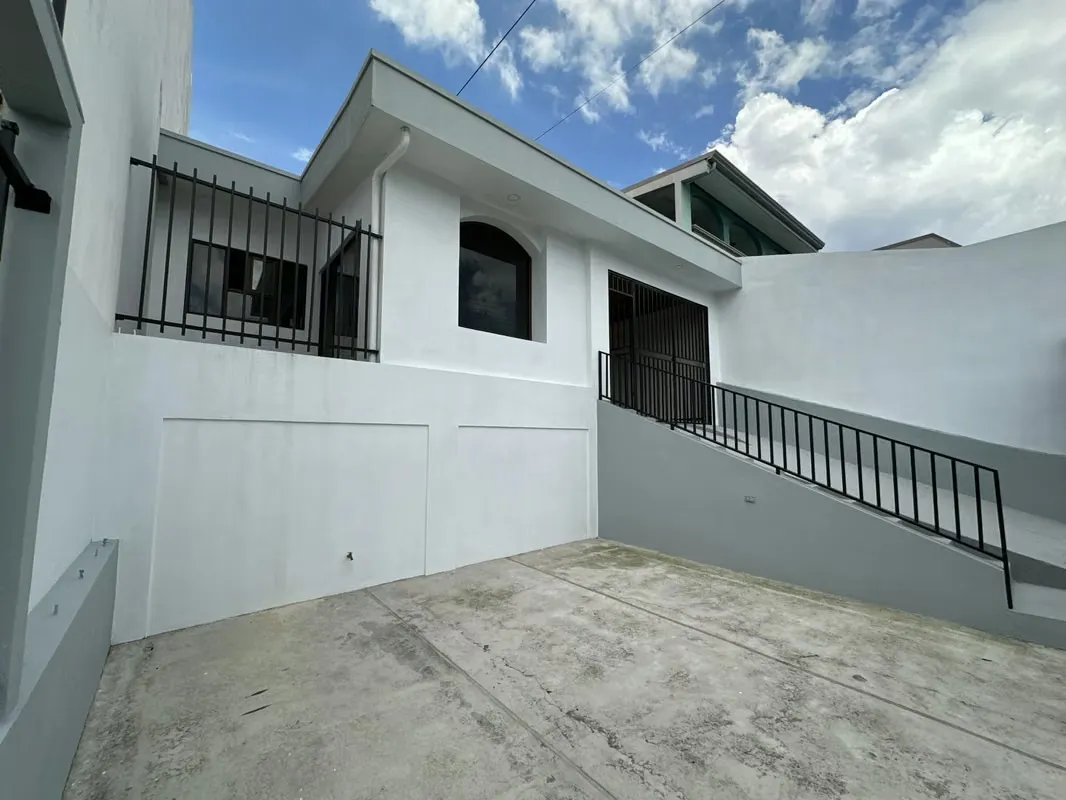House for sale, facing a public street. Near the Heredia hospital.