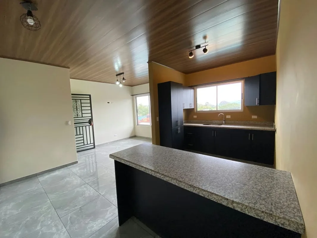 Apartamento amplio y muy bien ubicado en el centro de Santa Ana.