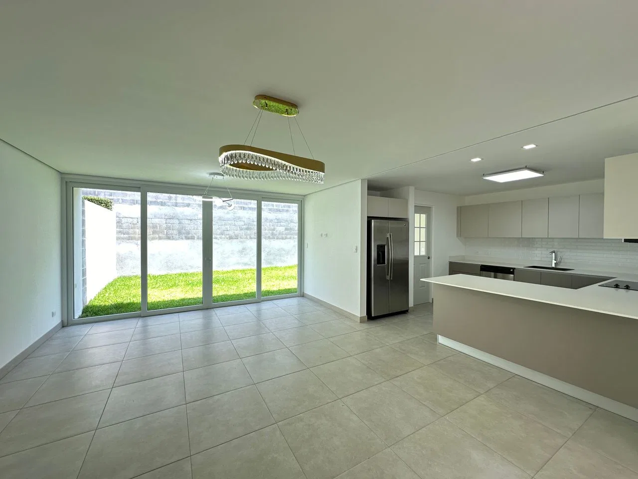 ALQUILER DE CASA NUEVA EN CONDOMINIO GUACHIPELÍN 310