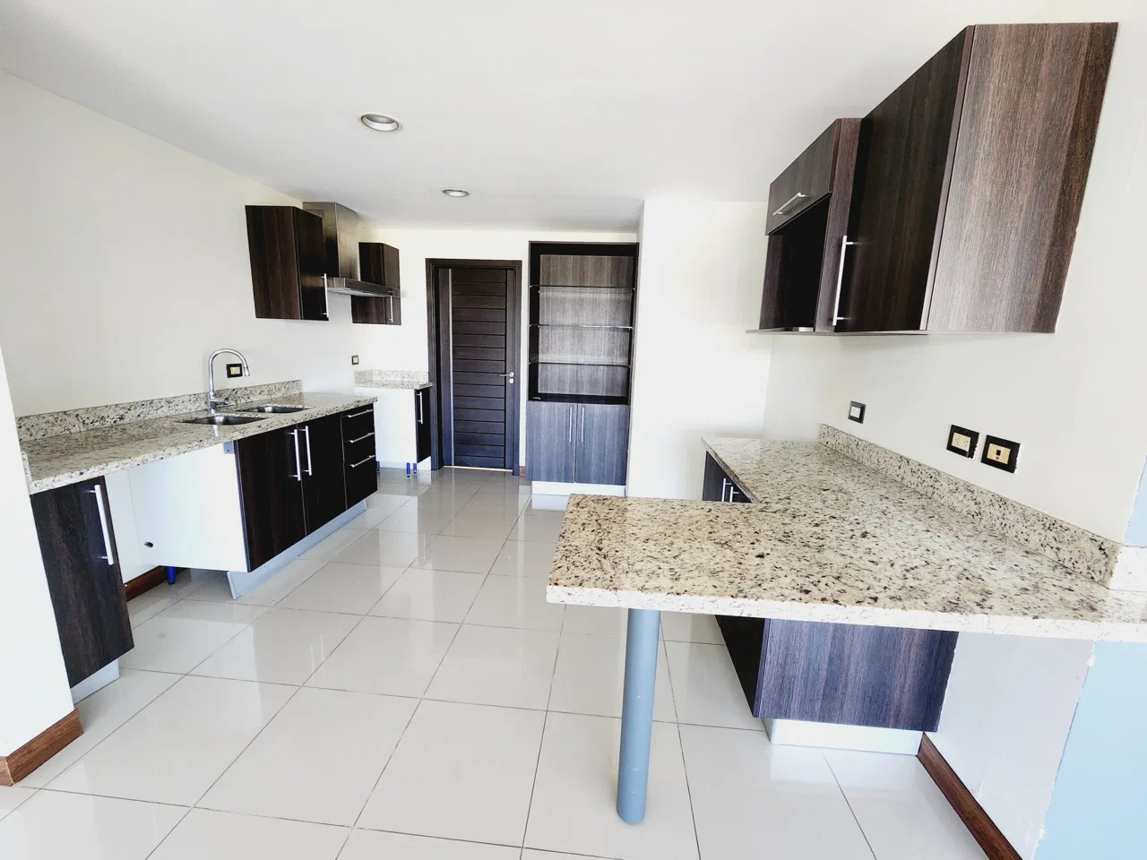 Venta de apartamento amplio en Condominio, San Antonio de Escazú