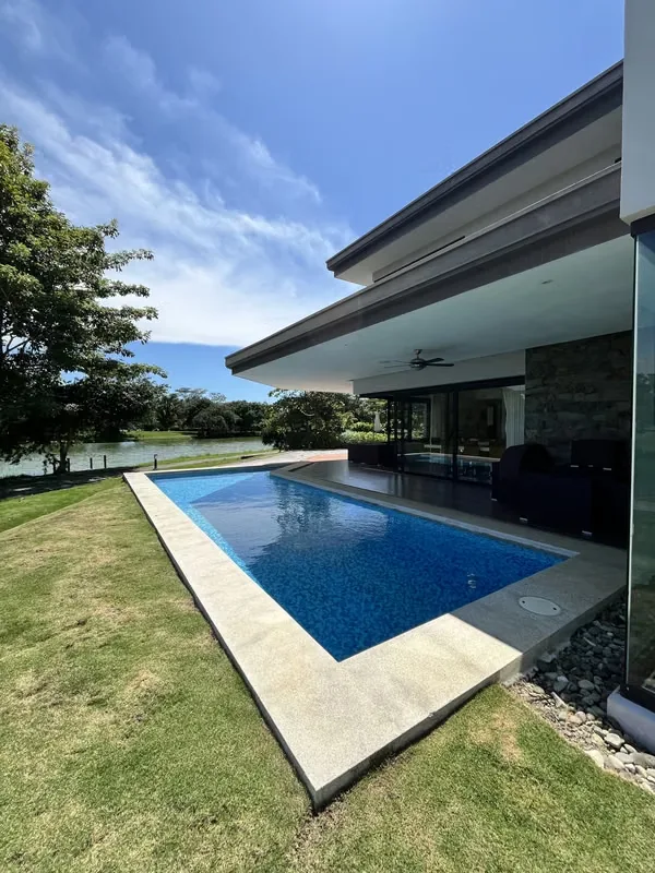 Hermosa casa con piscina en Condominio Mistico playa hermosa