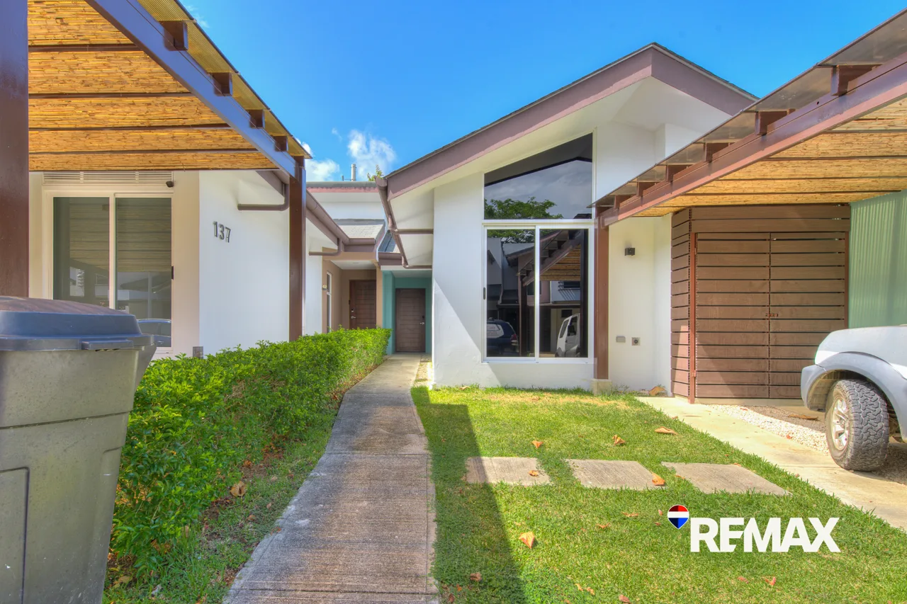 Modern 3-Bedroom Home, photo 2