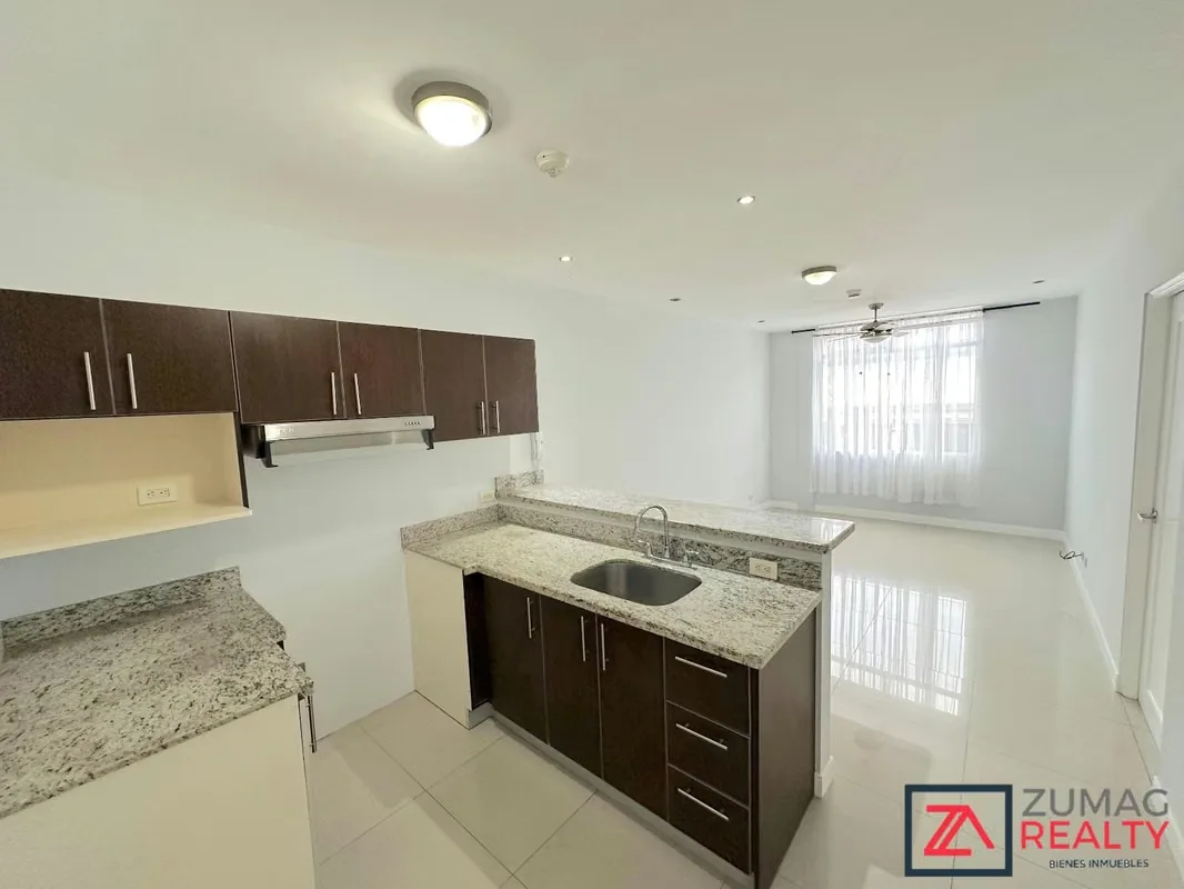 Moderno y acogedor apartamento ubicado en el tercer piso de un condominio en Rohrmoser, con excelente iluminación natural y una ubicación privilegiada.