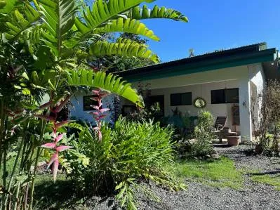 Vida sostenible de la granja a la mesa con casa, casa de huéspedes, Tinamastes a orillas del río., photo 7