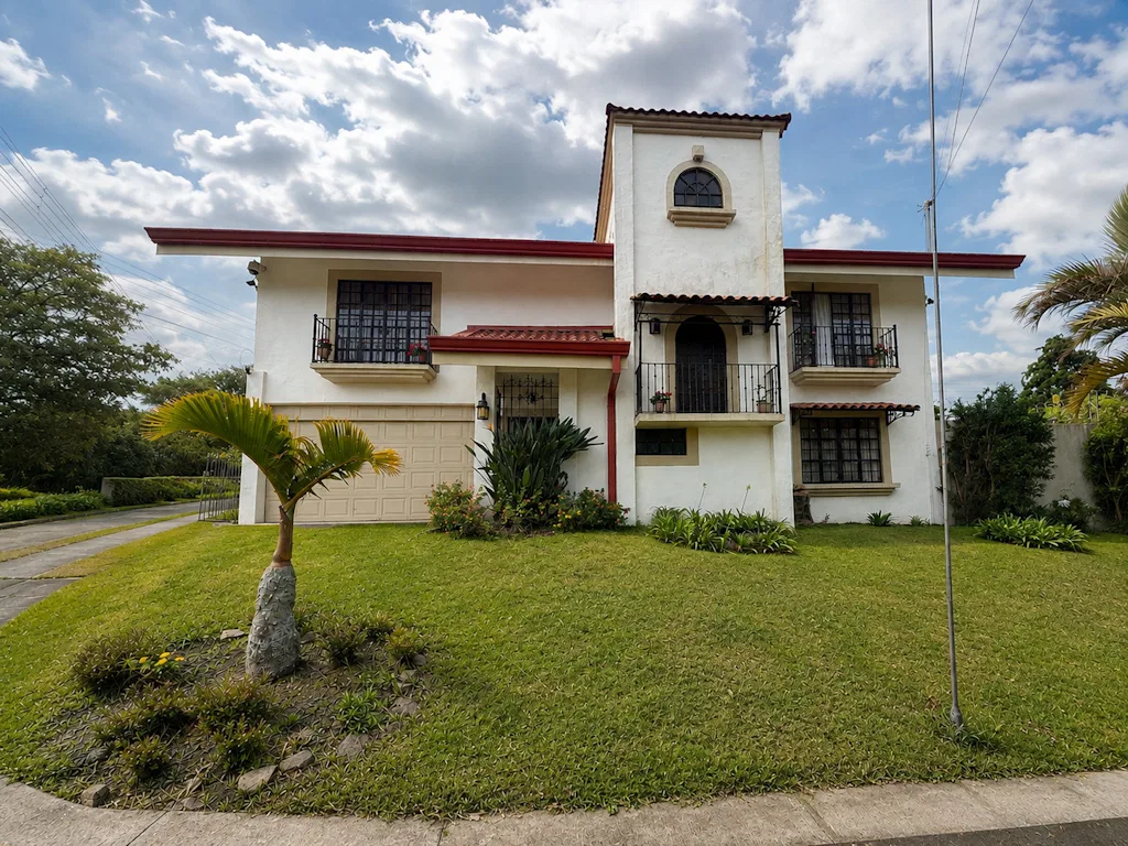 Hermosa Casa Estilo Colonial, en Residencial, en la zona de San Isidro de Coronado