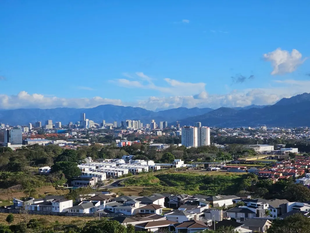 MA Asesorías Vende Apartamento con vista espectacular al Valle Central, a tan solo 1 Km de distancia de la Ruta #1, Autopista General Cañas, con cercanía a zonas francas, Oxigeno y ...