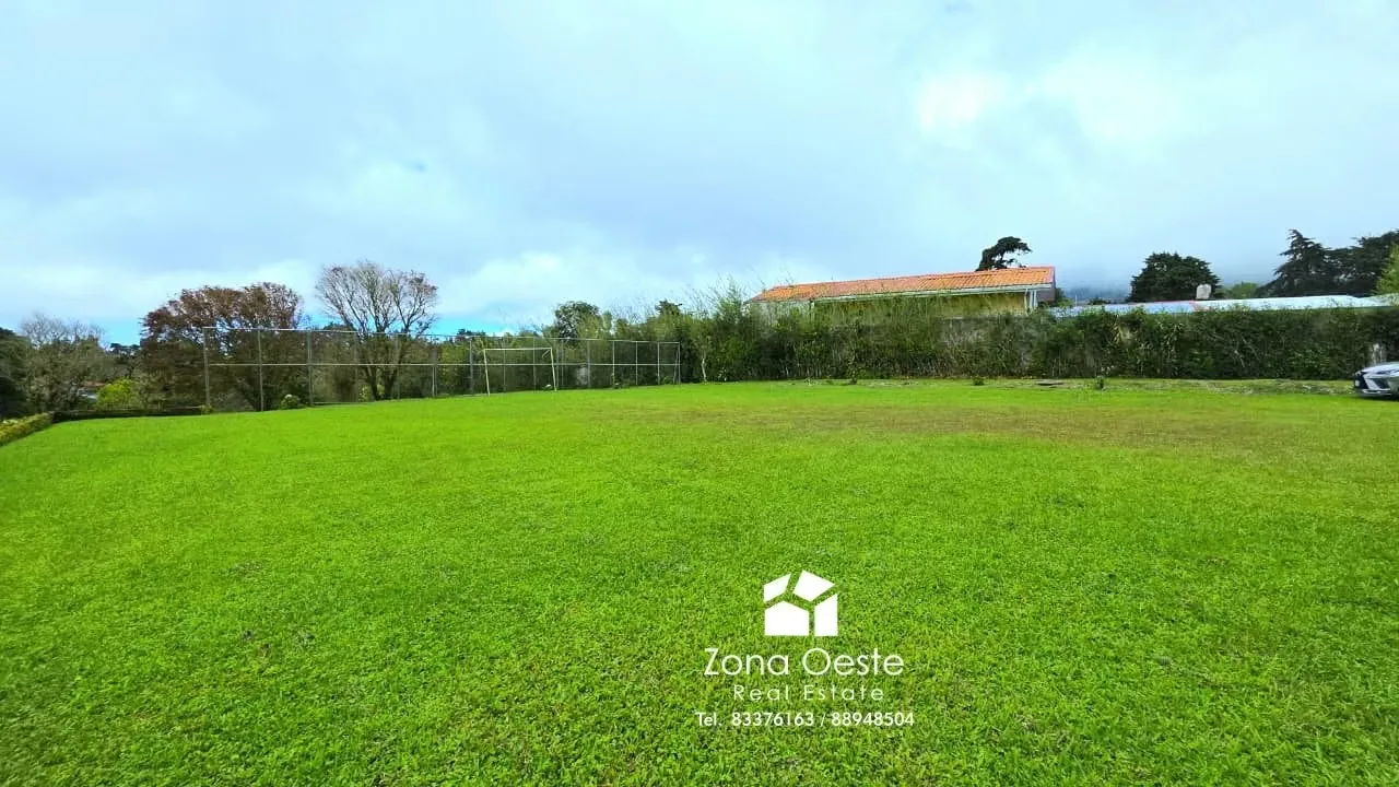 Ubicada en Santa Elena de San Isidro de Heredia, esta excelente propiedad combina naturaleza, ...