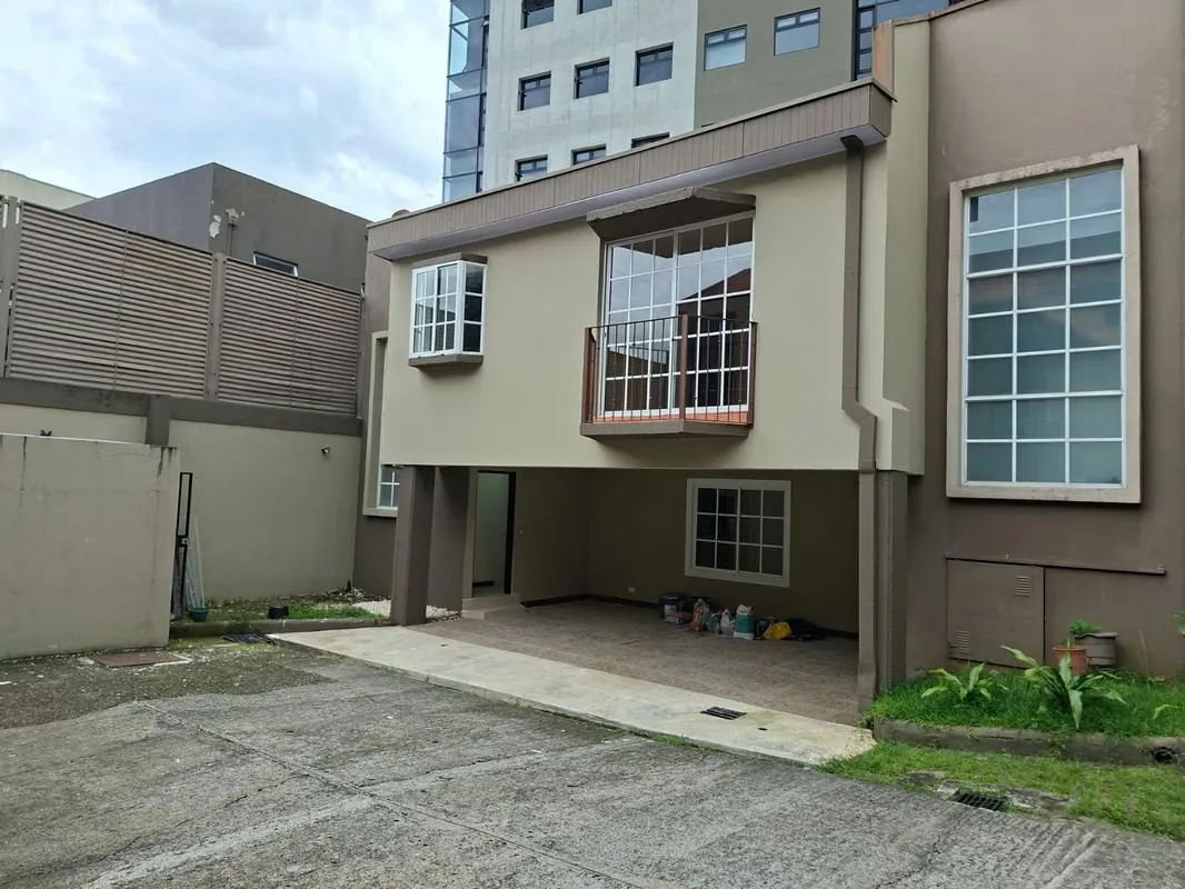 Located a small condo of few houses in Pinares, next to Momentum.
