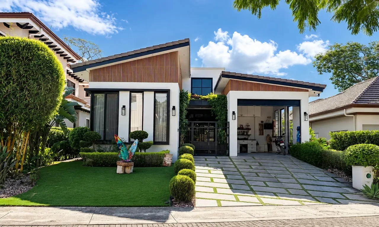 Exclusiva casa contemporánea ubicada en Condominio Orosol, Río Oro de Santa Ana, una de las zonas residenciales más cotizadas del oeste de San José. Construida en 2022, esta ...