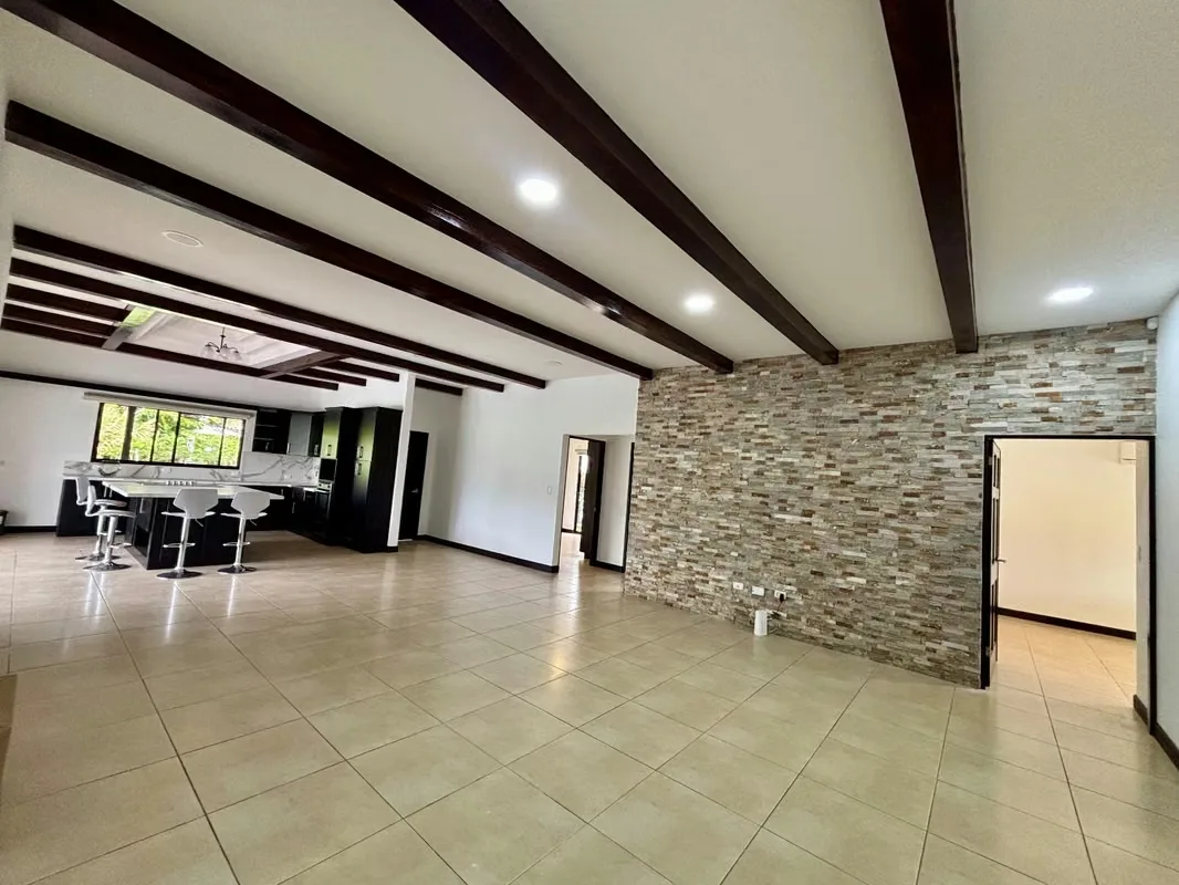 Hermosa casa de una planta, con agradables espacios, en Condominio Ubicado en Hacienda Los Reyes.