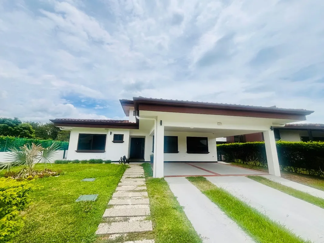 Hermosa casa de una planta, con agradables espacios, en Condominio Ubicado en Hacienda Los Reyes., photo 2