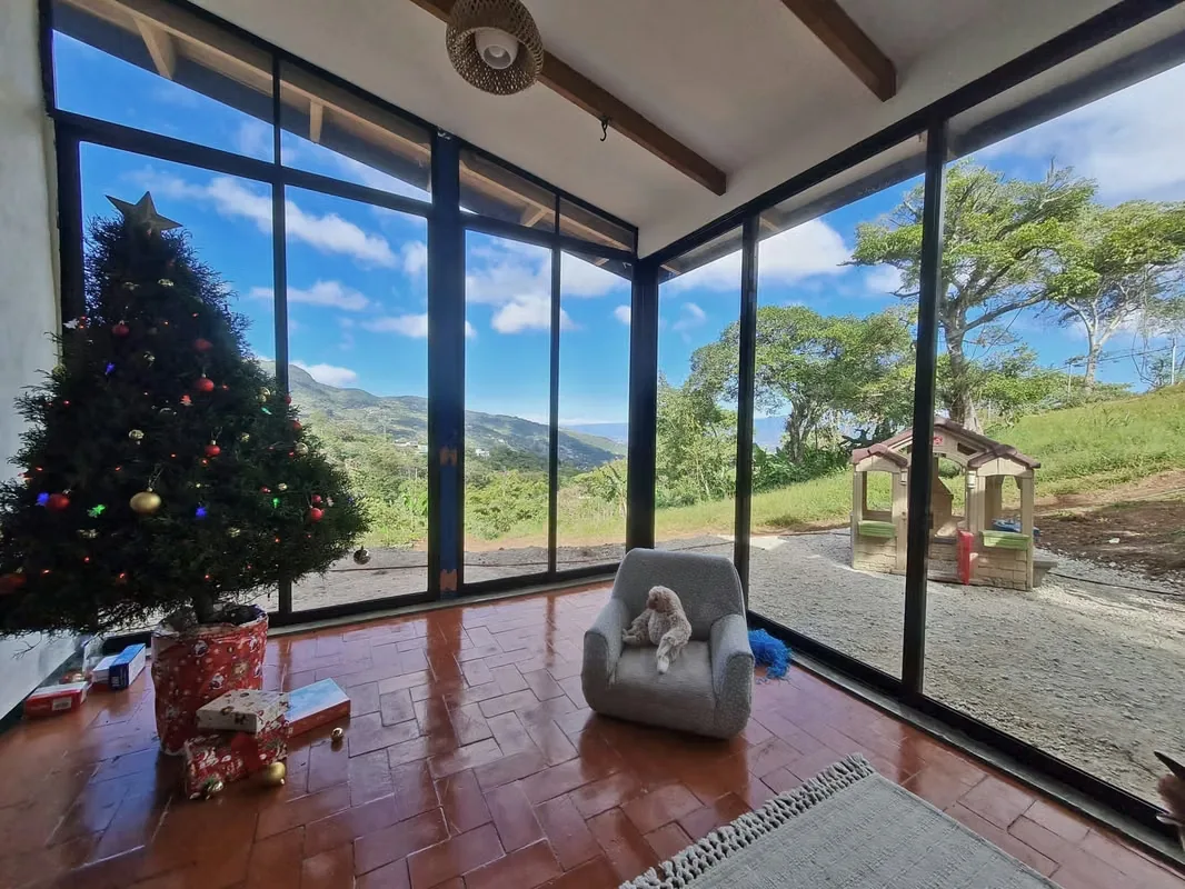 San Antonio de Escazú (Costa Rica) - Fantastic property with spectacular views for sale in the Escazú mountains. The 9,250-m2 (2.28-acre) property has a 100-m2 (1,100-ft2) adobe ...