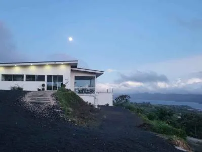 Propiedad de lujo con vistas espectaculares al Lago Arenal