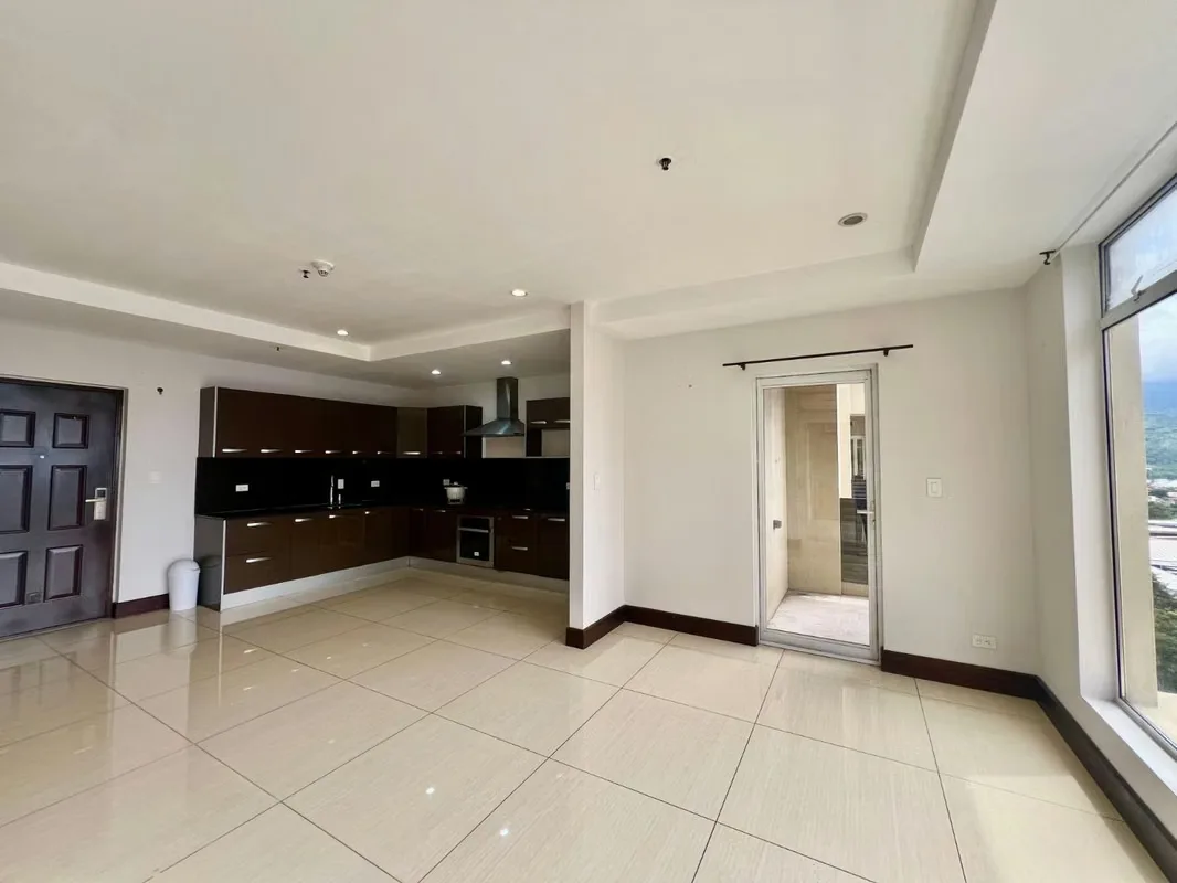 A privileged location in front of the Parque la Sabana, surrounded by AMPM supermarkets, Starbucks restaurants, Taco Bell, schools, universities. Access to public transport, buses and ...