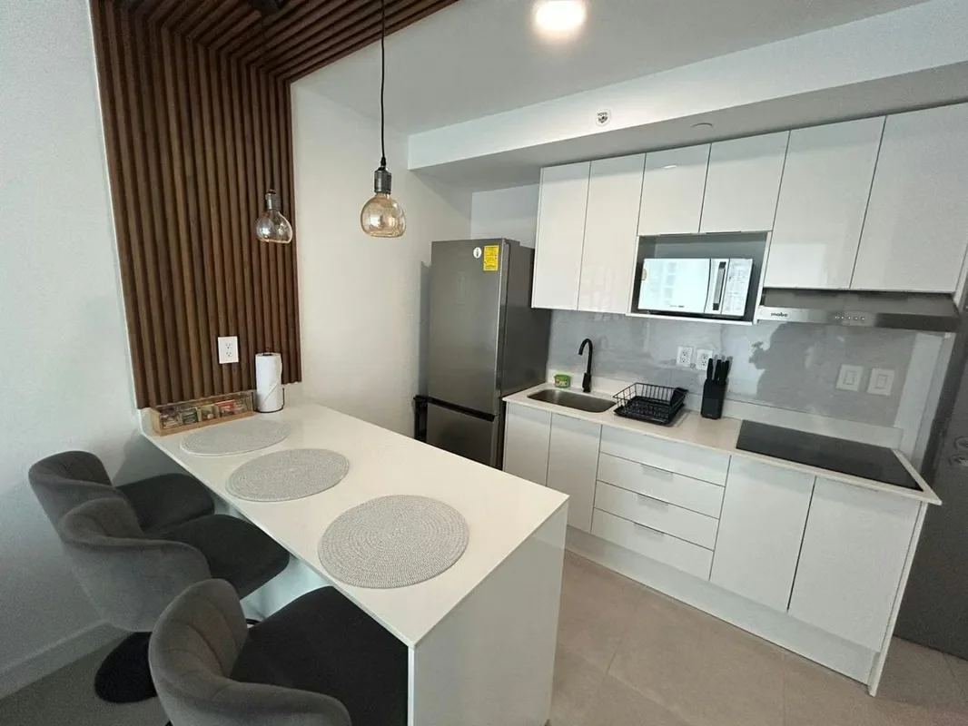 Hermoso apartamento de 2 habitaciones, 1 baño, 1 parqueo, amueblado, excelentes amenidades, Gym, piscina, salón multiuso, seguridad 24/7