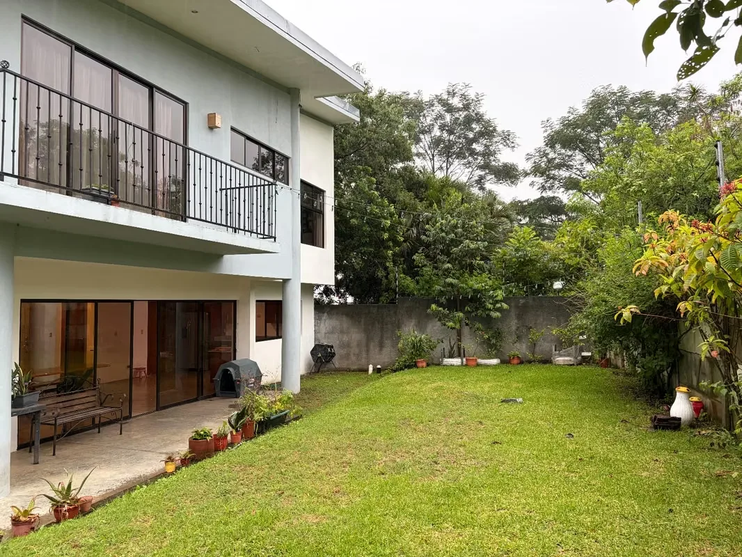 Independent house in Brazil of Santa Ana, in quiet residential area and with excellent location, close to route 27.