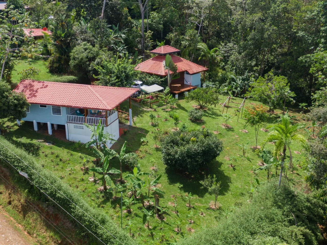 HOUSE WITH STUDIO AND VIEW OF THE DIAMANTE WATERFALL IN SAN SALVADOR – 1.25 ACRES