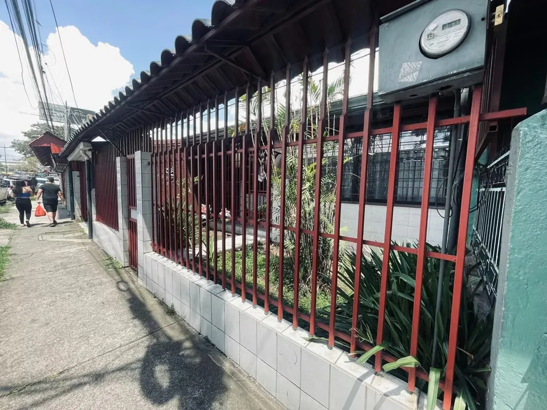 MA Asesoría vende propiedad con casa de un nivel con jardín en Hatillo Tres, con una ubicación muy conveniente cercana a todo tipo de comercio y servicios en general. EBAIS y ..., photo 3