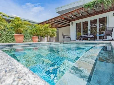 Vive la Experiencia en Jacó, Costa Rica: Casa con Piscina Privada en Condominio Lapa Living