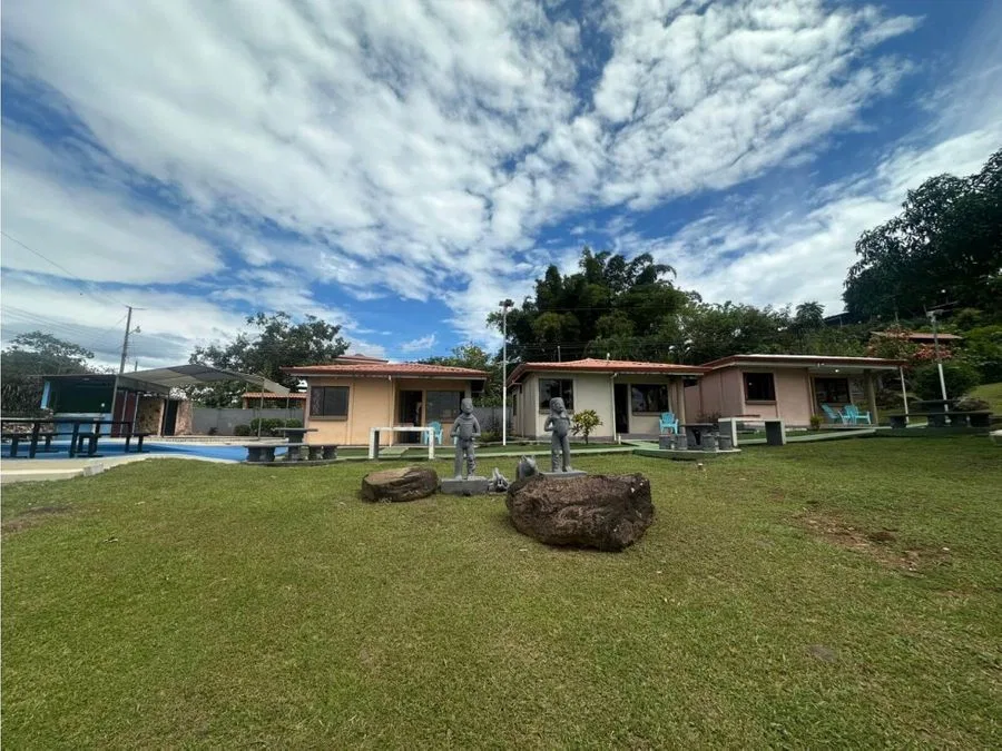Venta Casa y cabinas en Esparza con piscina