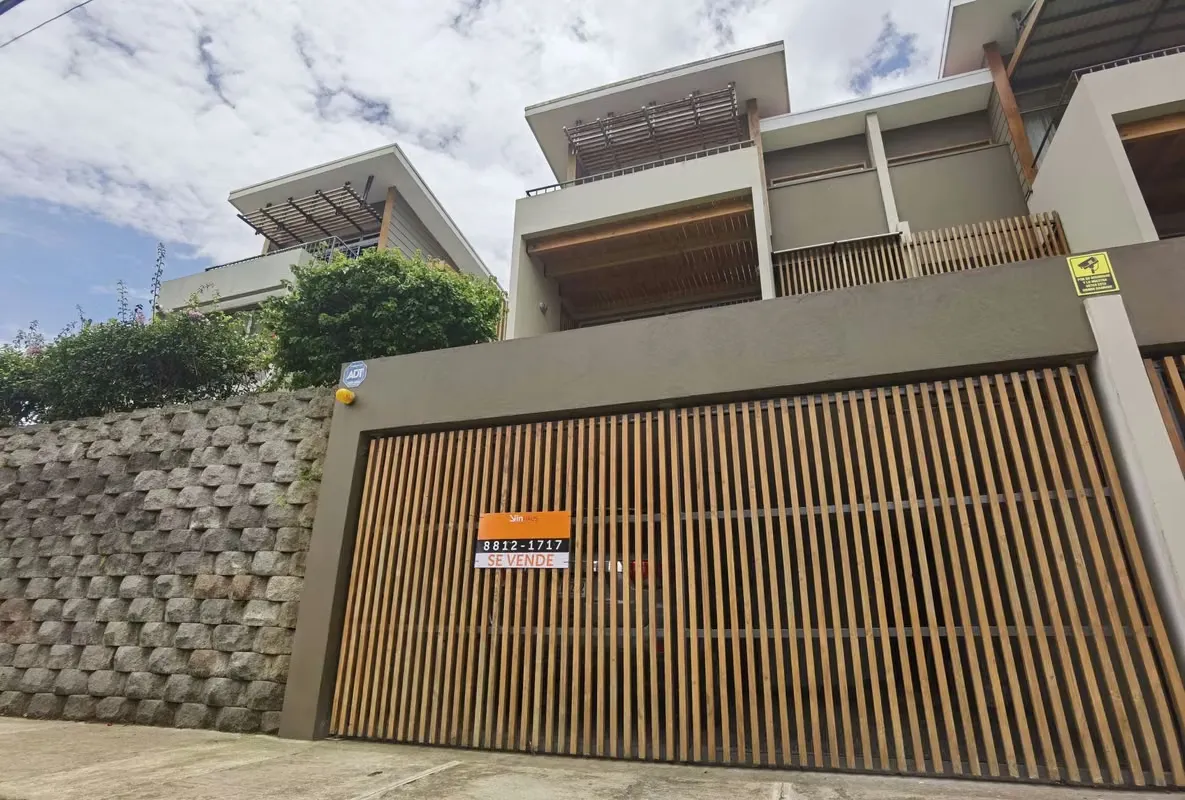 Ubicado sobre la calle ancha de Cedros de Montes de Oca, este townhouse ofrece una excelente combinación de ubicación, privacidad y amplitud. Forma parte de un condominio exclusivo de ...