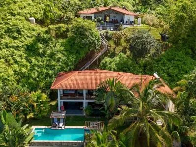Casa de 2 dormitorios y cabaña con vista al mar de 6 habitaciones cerca de Ojochal