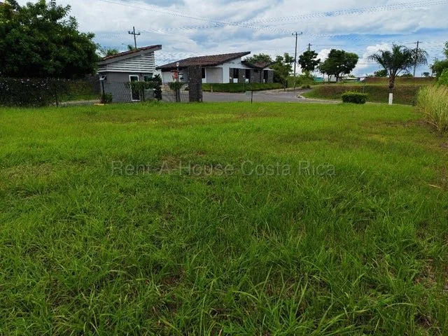 Venta de Lote Esquinero de 511 m² en Condominio Montezuma, Grecia-Alajuela. RAH 27-688  - Venta en Grecia