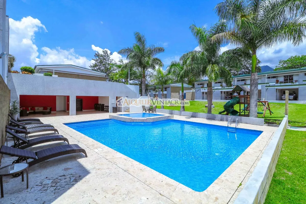 Casa esquinera en venta – Full amueblada – Condominio privado en Bello Horizonte de Escazú