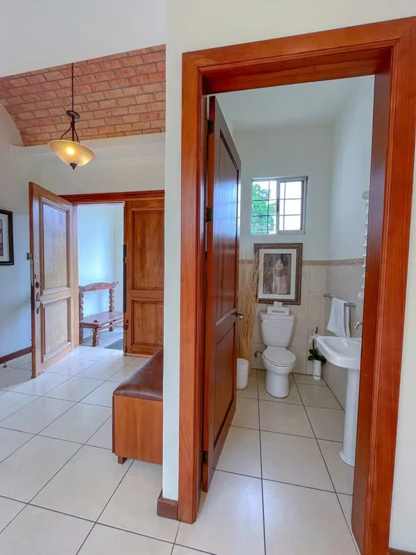 En Venta Casa Independiente amplia y acogedora de 1 Planta en Trejos Montealegre, Escazú, photo 4