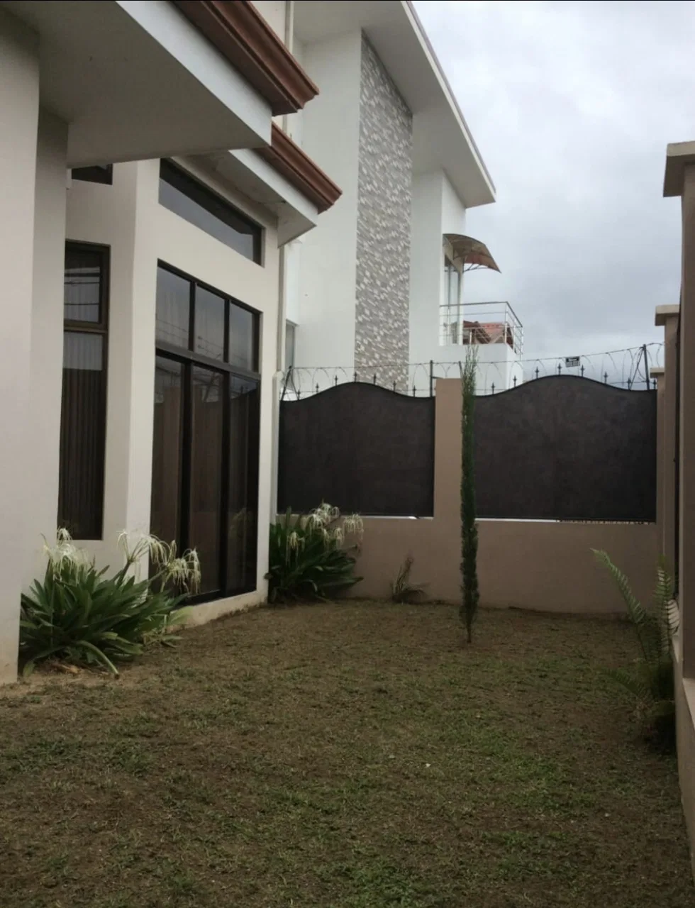 Se vende ampia casa en Granadilla, Curridabat